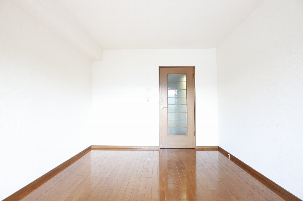 居室・リビング　8.3帖の洋室です。