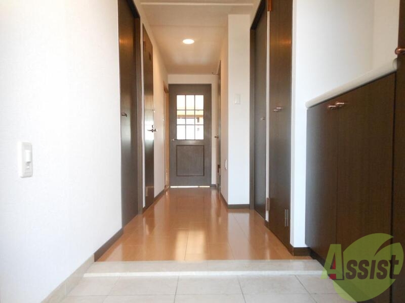 玄関　玄関には大きい下駄箱が