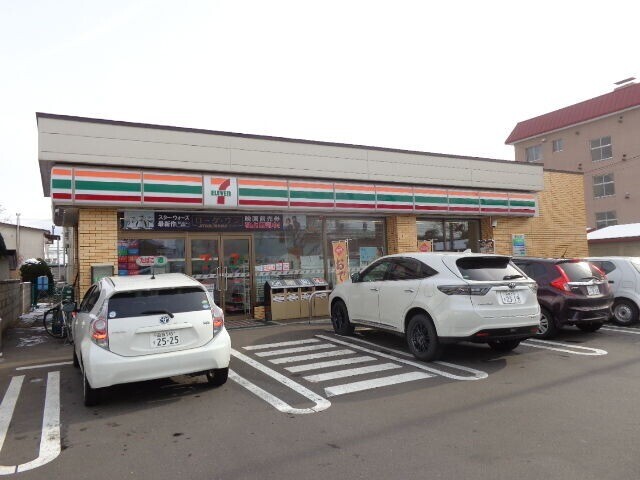 コンビニ　セブンイレブン函館人見町店（コンビニ）まで153m