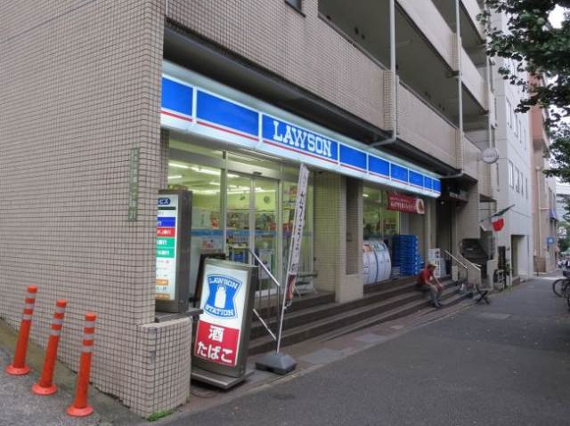 コンビニ　ローソン本郷一丁目店（コンビニ）まで119m