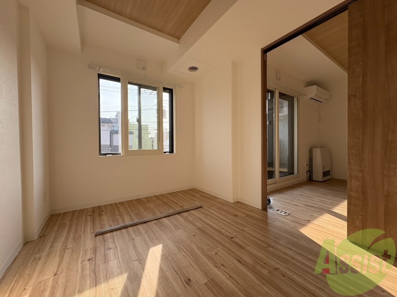 その他部屋・スペース　こちらのお部屋は光が差し込む、温かみのあるお部屋です。