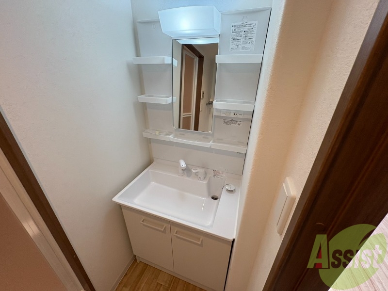 洗面設備　独立洗面台です。大きくてよいですね。シャンプーもできます！