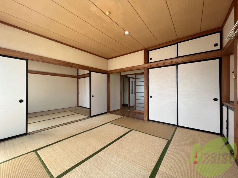 居室・リビング　陽当たり良好で広々とした８帖の和室です。