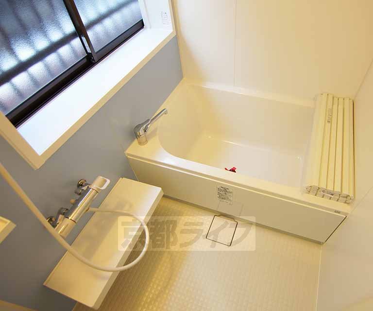 バス・シャワールーム　水色が可愛らしいお風呂です。