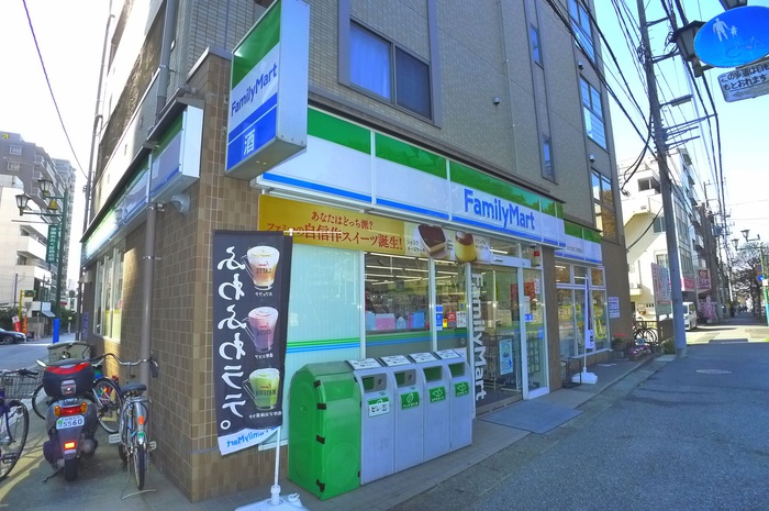 コンビニ　ファミリーマート（コンビニ）まで748m