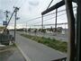 眺望　前面道路の様子。交通量少なく静かな環境です