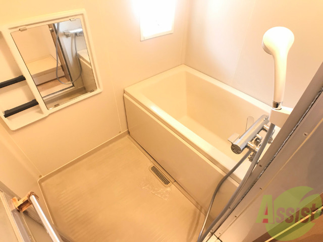 バス・シャワールーム　浴室はゆったりと浸かれるサイズ感になっていますね。