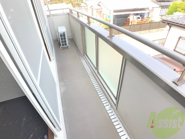 バルコニー　バルコニーは日当たりも良いので洗濯物もよく乾きそうですね。