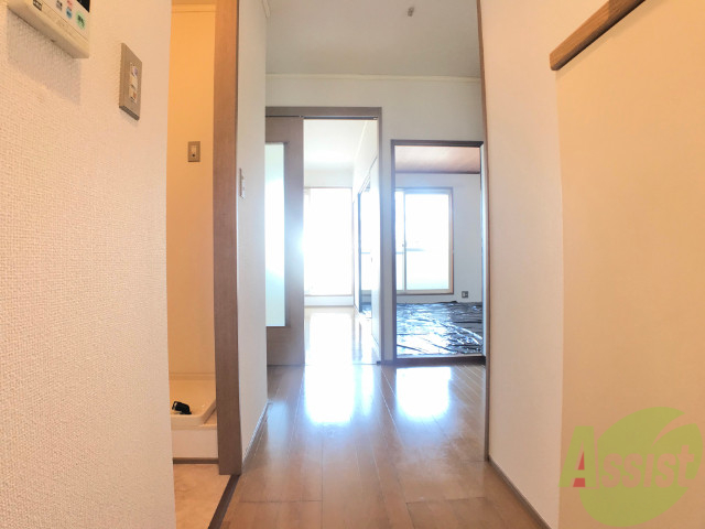 玄関　玄関を入るとすぐリビングへと行けますよ。