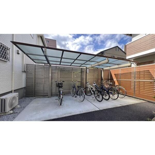 その他共有部分　屋根付き駐輪場完備。