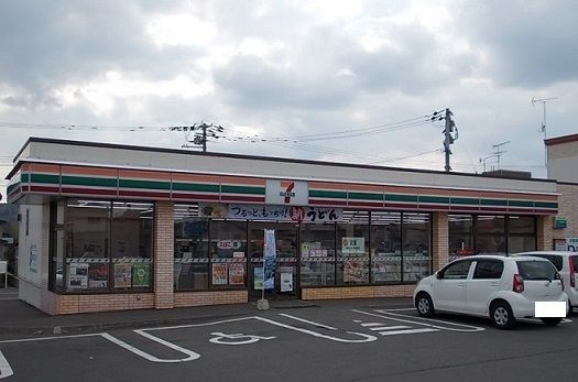 コンビニ　セブンイレブン神楽岡14条店（コンビニ）まで300m
