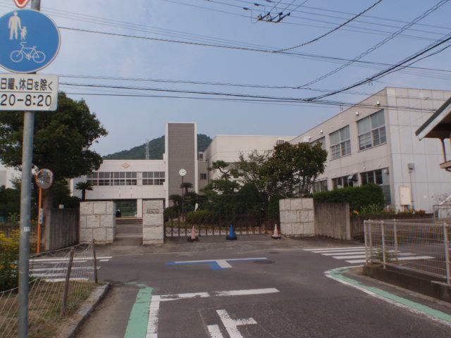 小学校　宇多津町立宇多津小学校（小学校）まで2000m