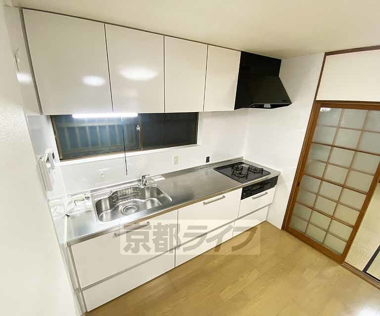 キッチン　三口コンロ付きのキッチンです。