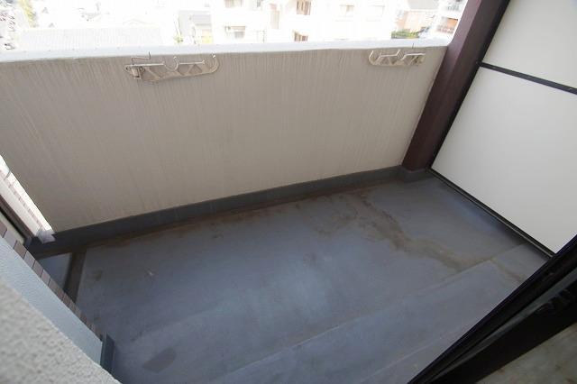 バルコニー　暖かな日差しのふりそそぐバルコニー