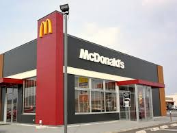 飲食店　マクドナルド 大内白鳥バイパス店（飲食店）まで1278m