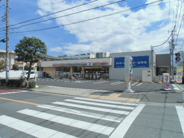 コンビニ　セブンイレブン（コンビニ）まで904m