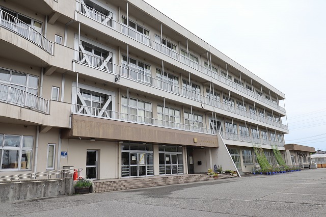 小学校　萩浦小学校（小学校）まで912m