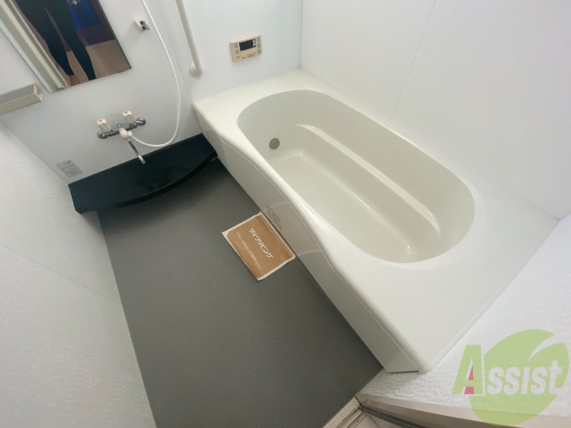バス・シャワールーム　浴室です。バスタブが広くてゆったりできます。