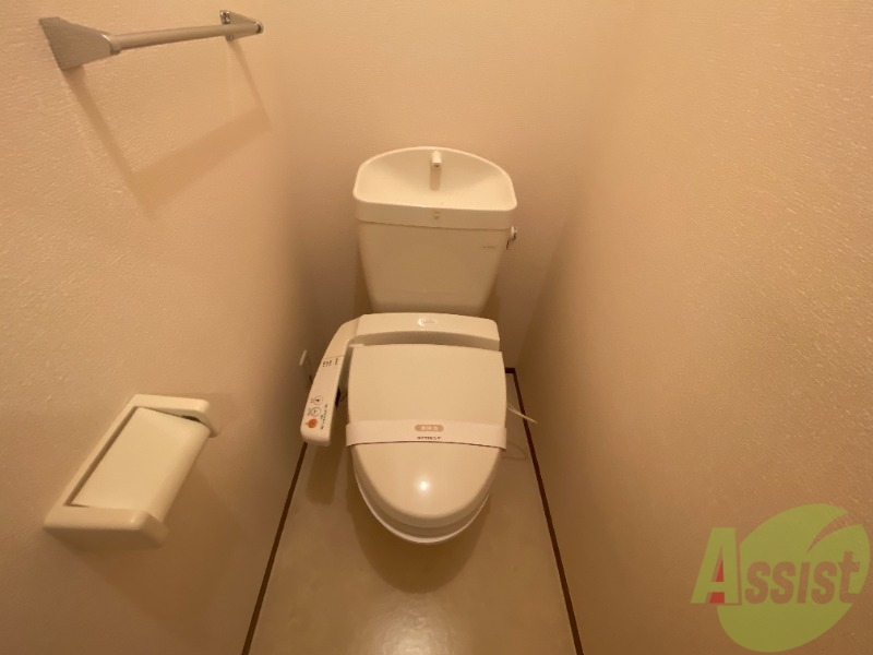 トイレ　ウォシュレット機能がついたトイレです。安心して使用できますね