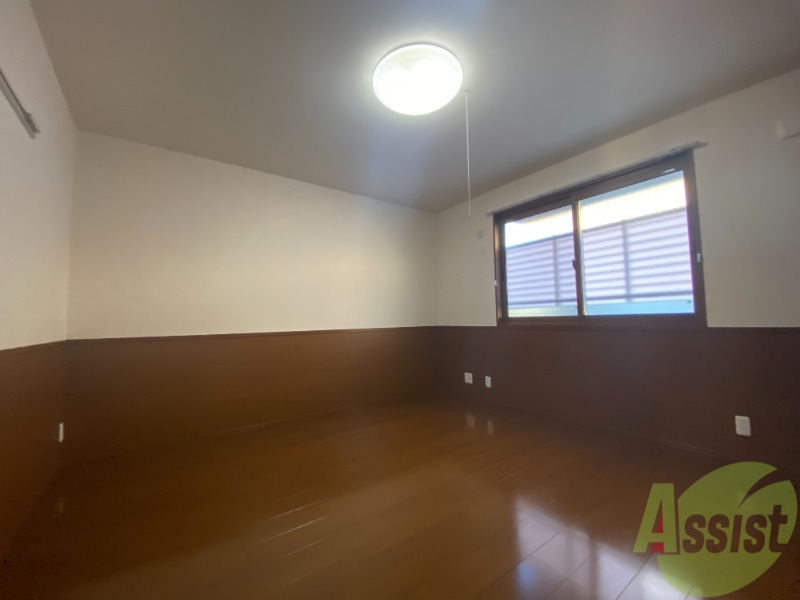 その他部屋・スペース　寝室には窓があるので、朝の目覚めが良さそうです。