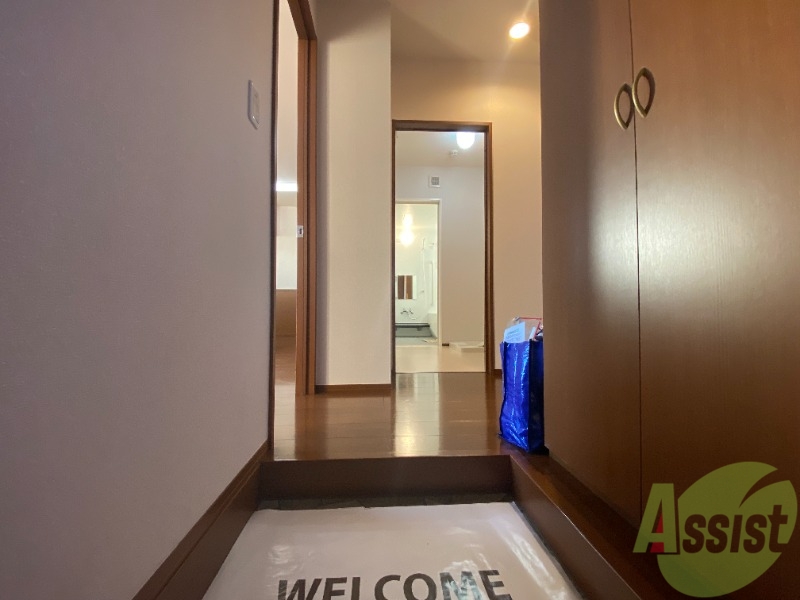 玄関　外から玄関を撮影してみました。広いリビングに繋がっています。