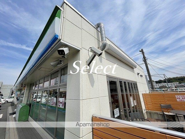 コンビニ　ファミリーマート（コンビニ）まで806m