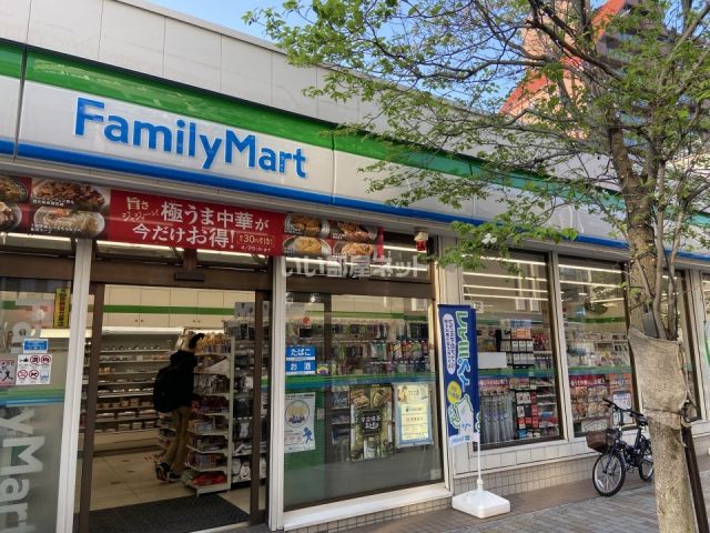 コンビニ　ファミリーマート阪急御影駅前（コンビニ）まで581m