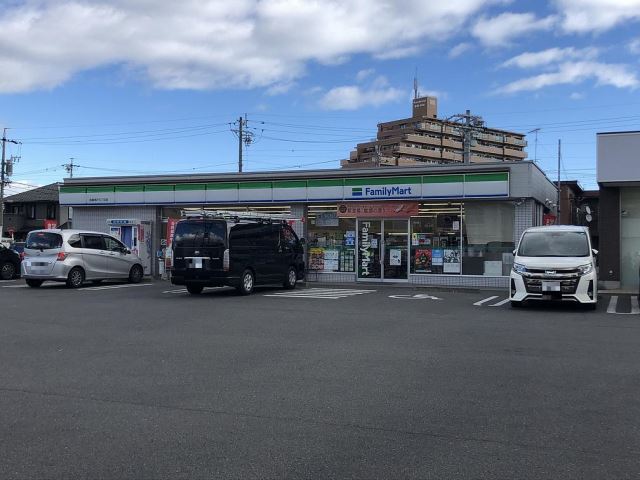 コンビニ　ファミリーマート（コンビニ）まで570m
