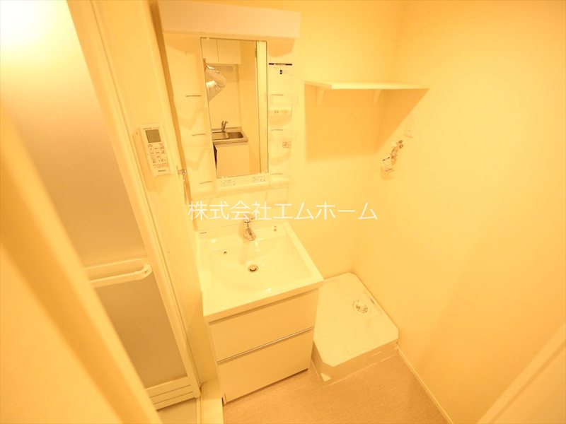 洗面設備　脱衣所　独立洗面台（シャンプードレッサー付）収納スペース有