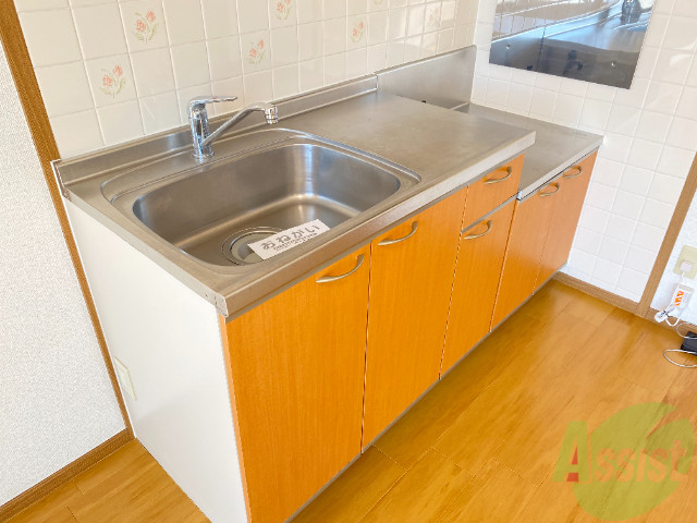 キッチン　十分なスペースのあるキッチン。まな板置き場もございます。