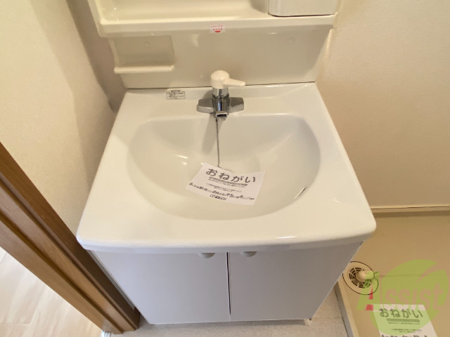 洗面設備　忙しい朝でもゆっくりと身支度ができる広さの洗面台ですね。