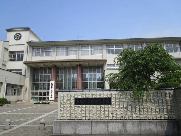 小学校　岩倉小学校（小学校）まで350m