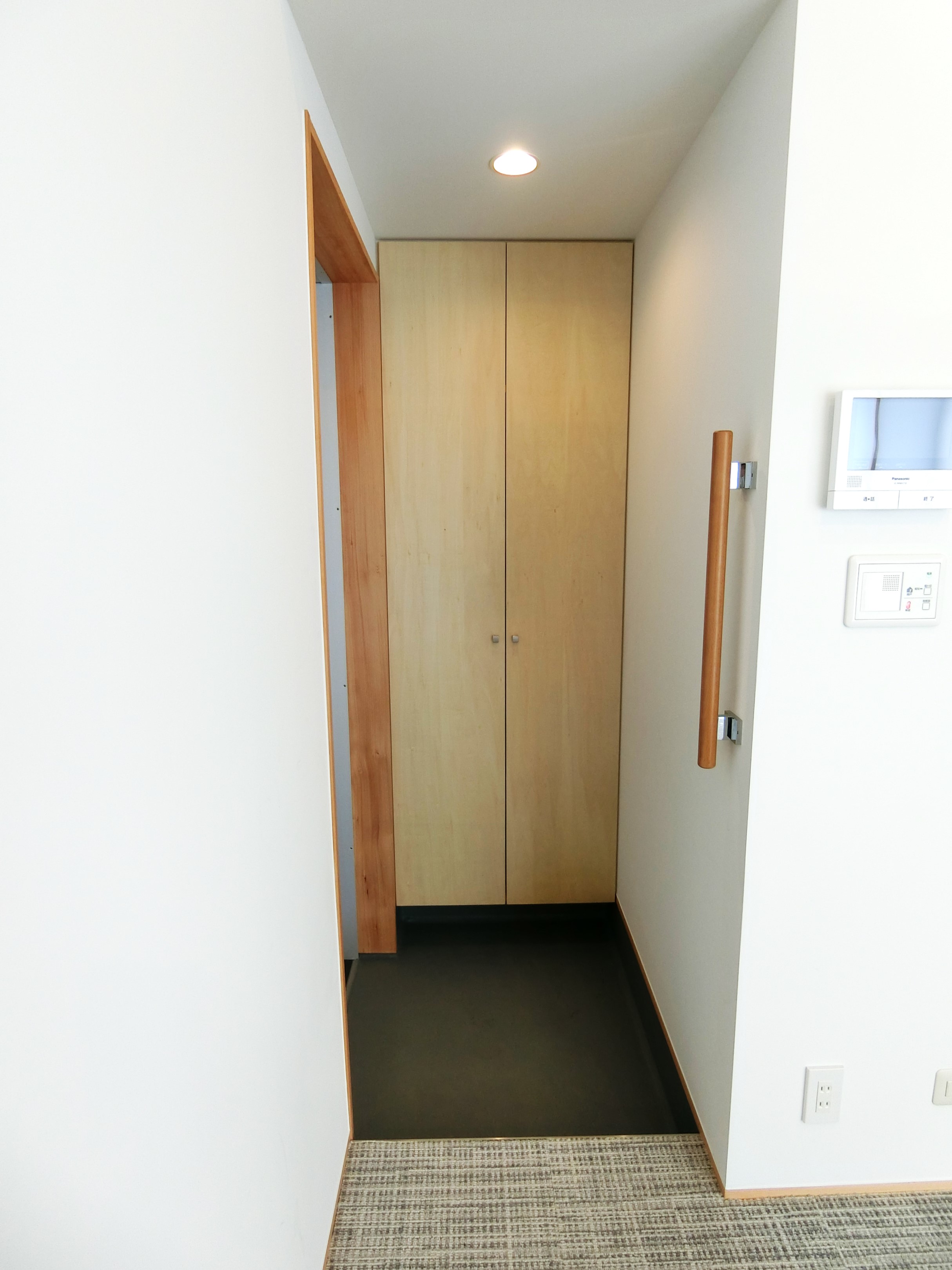 玄関　※写真は別号室（反転タイプ）