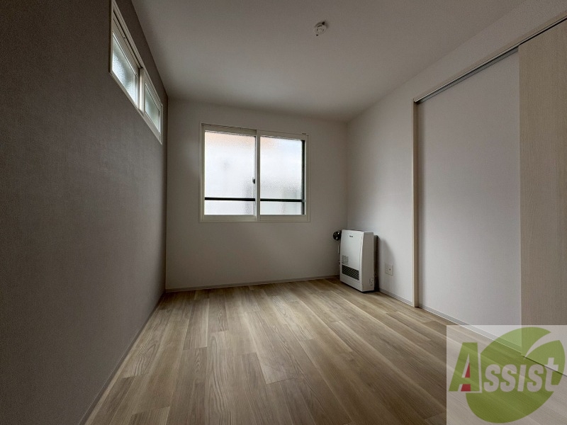 その他部屋・スペース　戸を閉めるとリビングと区切られた寝室にすることができますよ。