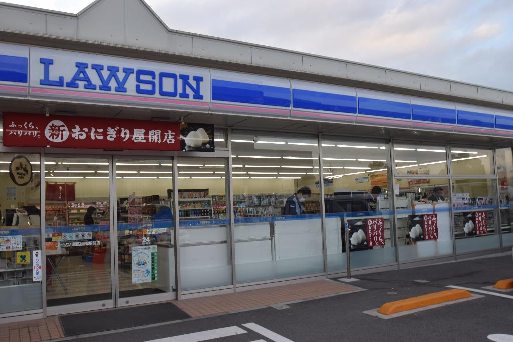 その他　ローソン港区役所駅前店（その他）まで658m