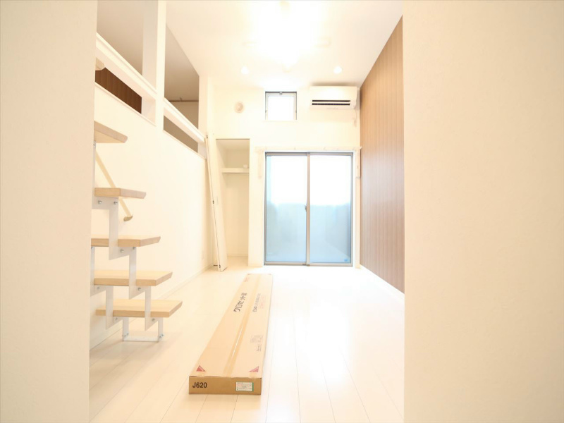 バルコニー　洋室6.4帖　ロフト6.1帖（収納にも寝室にも使えます）