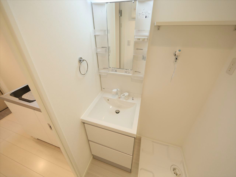 洗面設備　脱衣所　独立洗面台（シャンプードレッサー付）収納スペース有