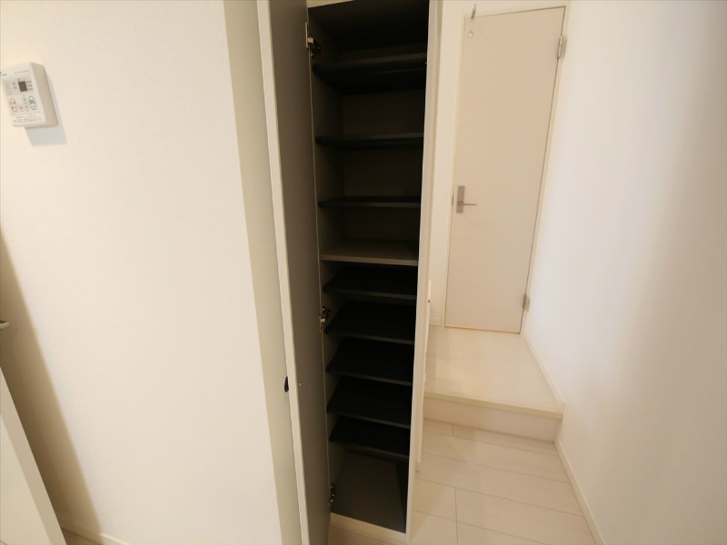 玄関　玄関　シューズボックス付（収納充実してます）