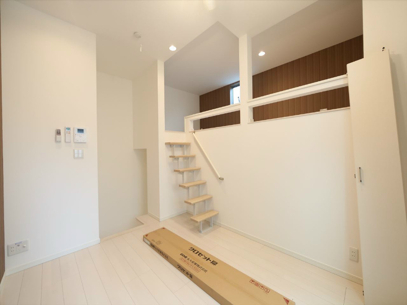 居室・リビング　洋室6.4帖　ロフト6.1帖（収納にも寝室にも使えます）