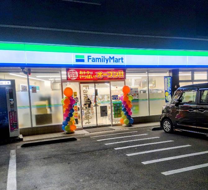 コンビニ　ファミリーマート（コンビニ）まで240m