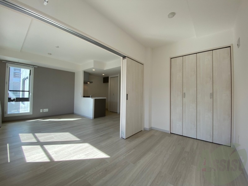 その他部屋・スペース　寝室はこちらです。光が差し込む、温かみのあるお部屋です。