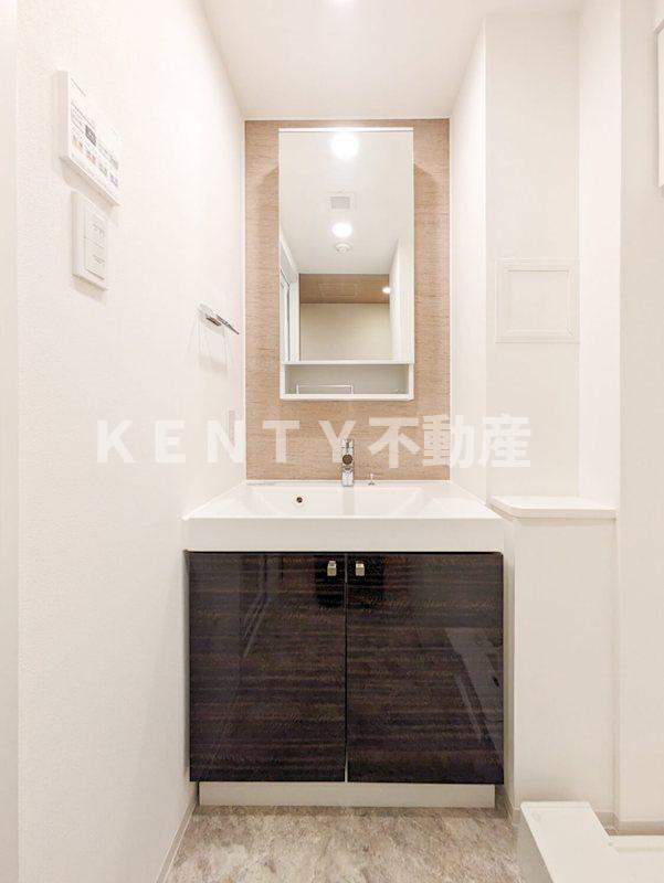 洗面設備　ゆったりとスペースのある洗面所