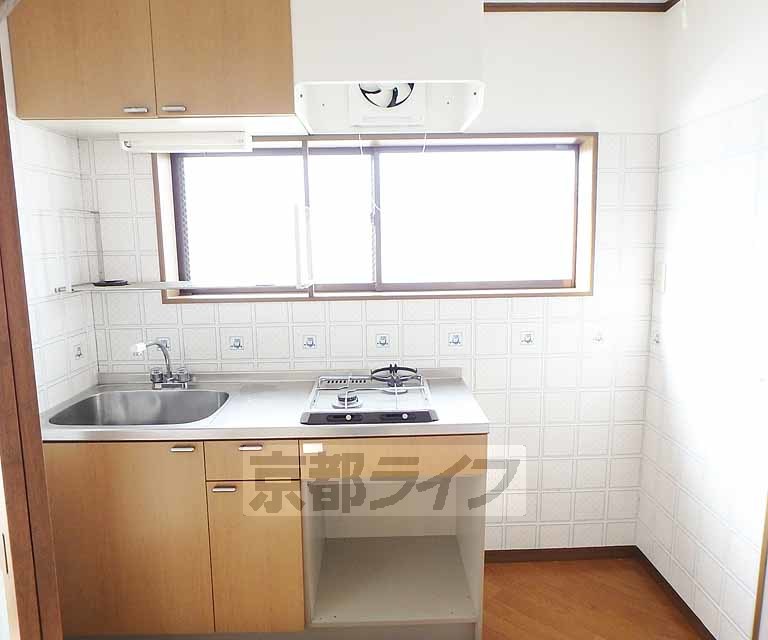 キッチン　窓に面した明るいキッチンスペース