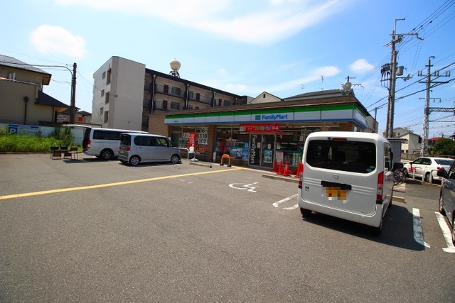コンビニ　ファミリーマート摂津庄屋店（コンビニ）まで570m