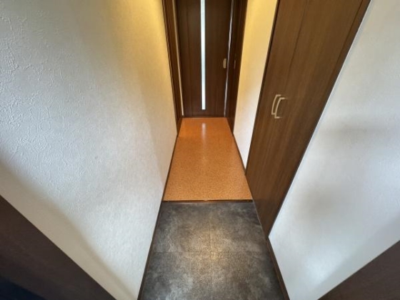 玄関　玄関先には奥行きのある収納付き！