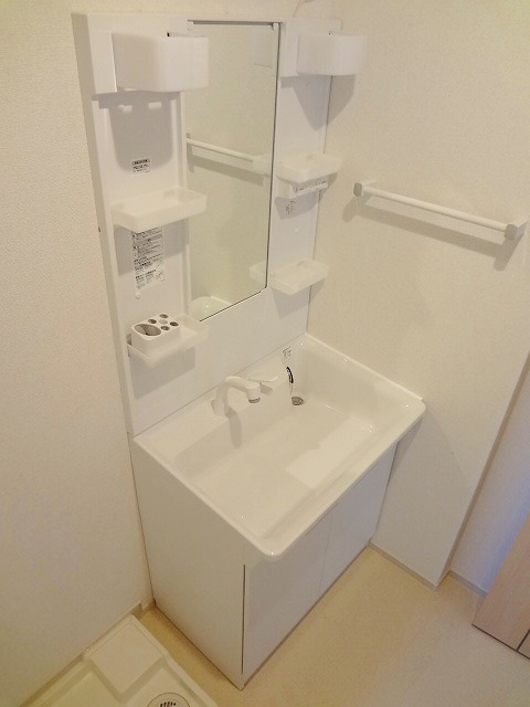 洗面設備　シャワー付き洗面化粧台