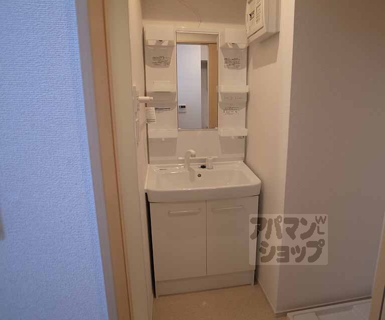 洗面設備　収納スペース豊富な洗面台です・