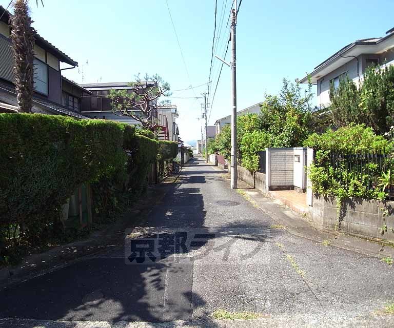 その他　建物入り口です。駐輪は各自空きスペースへ