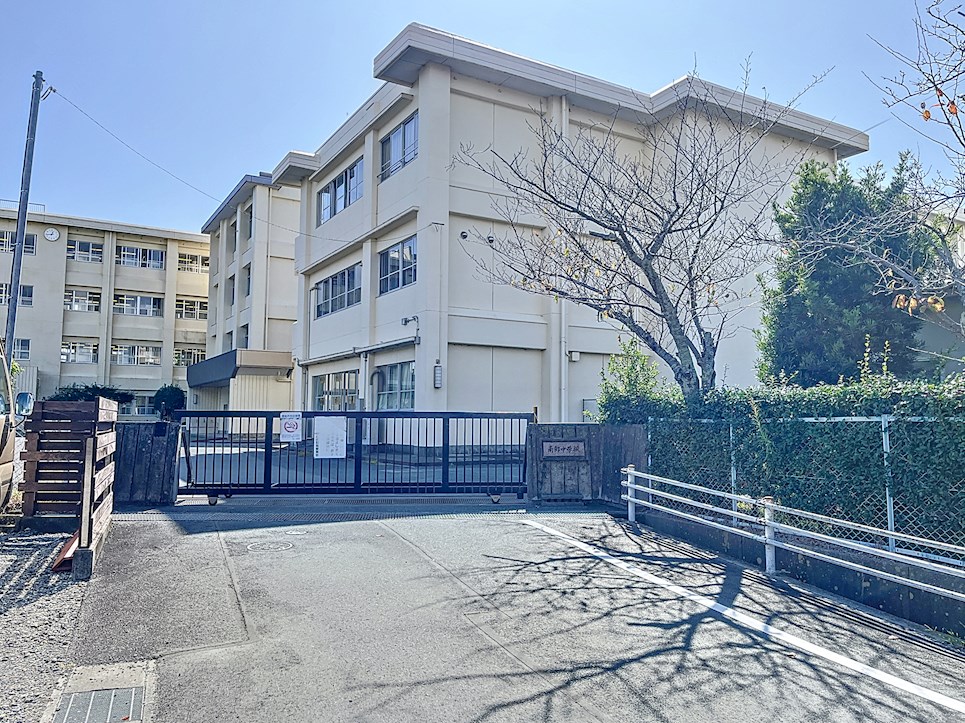 中学校　磐田市立南部中学校（中学校）まで910m