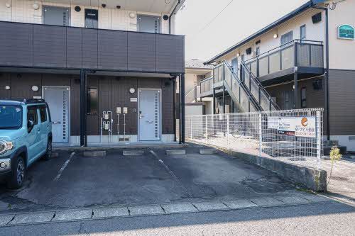 建物外観　駐車場